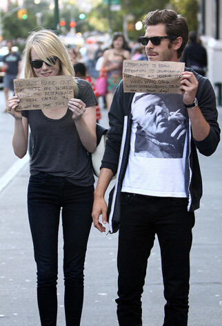 Актеры Эмма Стоун и Эндрю Гарфилд превратили фото папарацци в рекламу благотворительных организаций