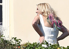 Певица Бритни Спирс украсила свою прическу яркими прядями вслед за своей соперницей Кристиной Агилерой