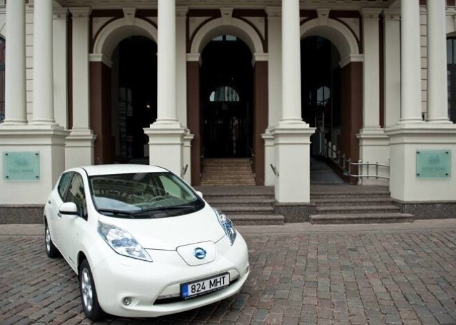 Nils Ušakovs pārvietojas ar Nissan Leaf elektromobili