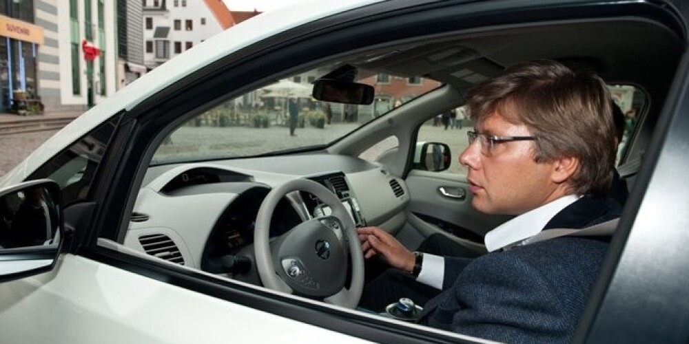 Mobilitātes nedēļas laikā Ušakovs pārvietosies ar elektromobili. FOTO