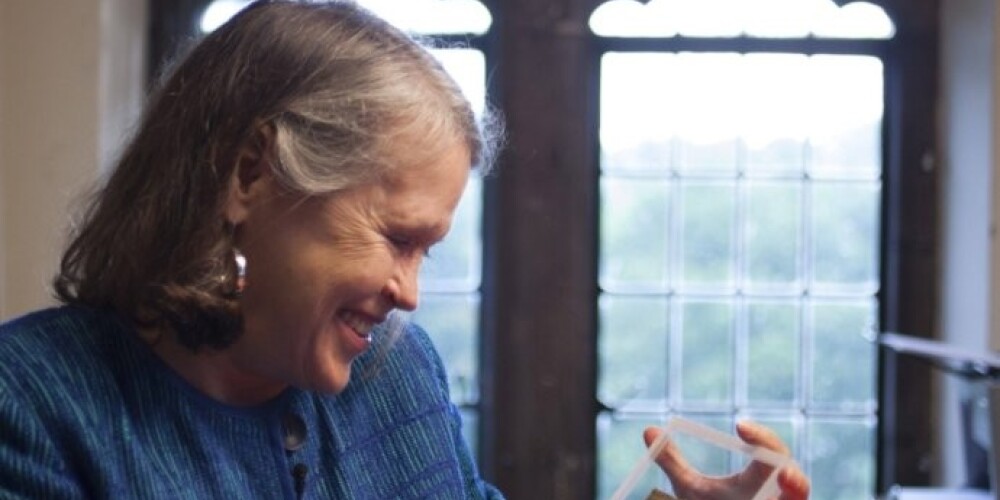 Профессор Кэрин Кинг держит в руках неизвестный ранее древний папирус из Египта, который содержит слова, написанные на коптском языке, доказывающие, что спустя  150 лет после смерти Иисуса, некоторые его последователи считали, что он был женат.