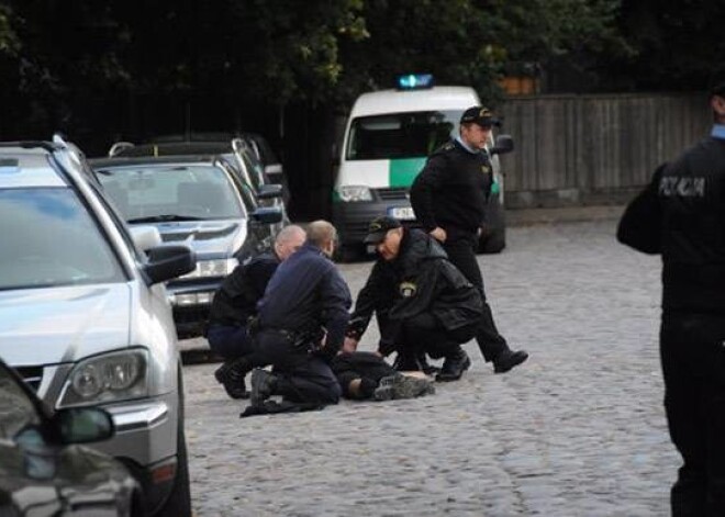 Jaunieša nolekšanu no jumta Liepājā nespēja aizkavēt daudzo pašvaldības policistu klātbūtne.