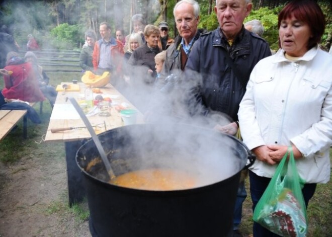 Ķirbji, zupa un kāzu dziesmas Brīvdabas muzeja Ražas svētkos. FOTO