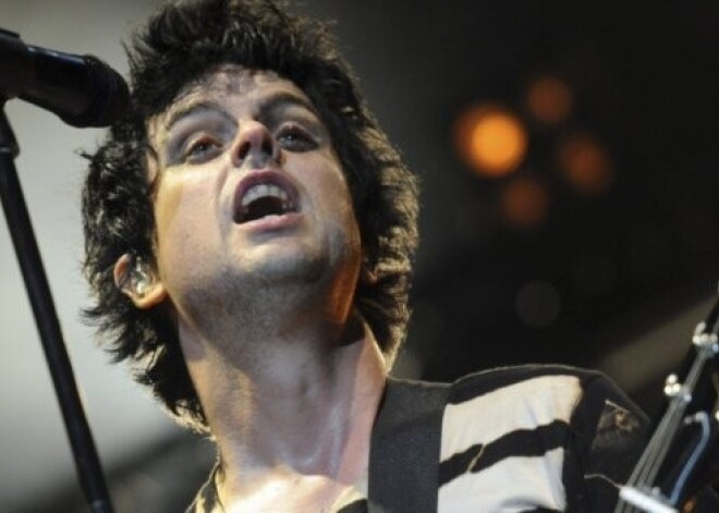 Фронтмен Green Day обматерил публику, разбил гитару и попал в больницу. ВИДЕО