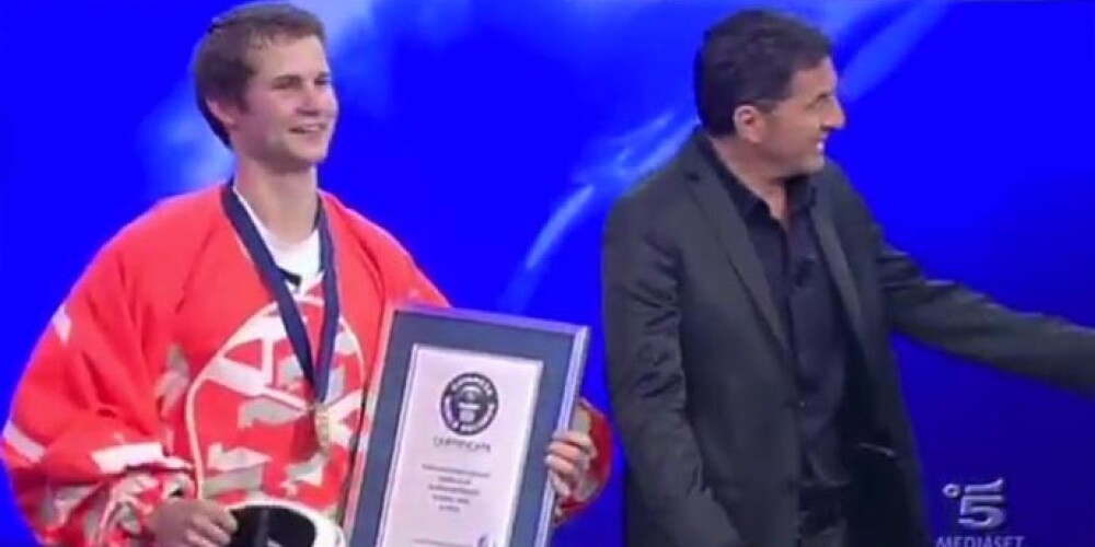 "Aerodium" lidotājs Kaspars Rums nedēļā sasniedzis jaunu Ginesa rekordu, izpildot visvairāk triku vēja tunelī minūtes laikā.