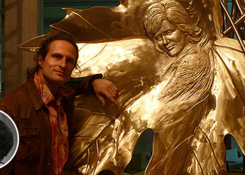 Tēlnieks Kārlis Īle darbnīcā ar gandrīz pabeigto Noras Bumbieres piemiņas zīmi.