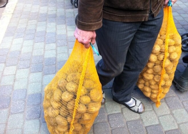 Baznīca trūcīgajiem jelgavniekiem dala kartupeļus. FOTO. VIDEO