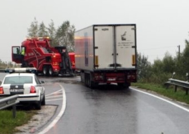 Pēc smagās avārijas atjaunota satiksme uz apvedceļa Baltezers-Saulkalne