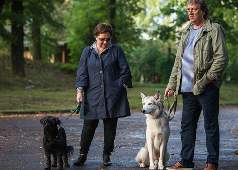 Komponistam Zigmaram Liepiņam ar kundzi, dziedātāju Mirdzu Zīveri mājās ir gan kaķis, gan suns. Viņi tur rūpi arī par patversmē „Dzīvnieku draugs” mītošajiem dzīvniekiem.