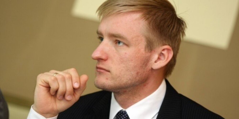 По словам министра, он регулярно созванивается с руководителями местных властей для обсуждения различных вопросов.