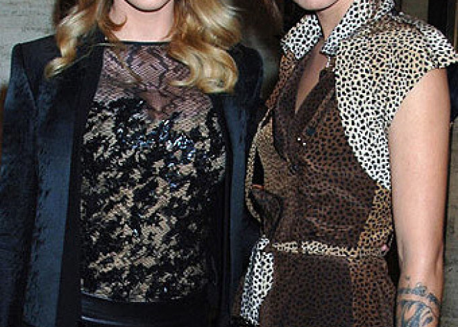 Džonija Depa biseksuālā draudzene pieķerta kopā ar citu sievieti. FOTO