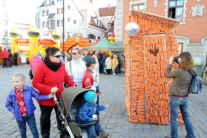 Pirmajā Rīgas Burkānu festivālā no burkāniem pat tika uzslieta sirsniņmājiņa. Šogad gaidāmi ne mazāk brīnumu. Varbūt kāds no dārzeņiem izgatavos kādu braucamrīku, lai līdz šai mājiņai varētu ērti nokļūt.