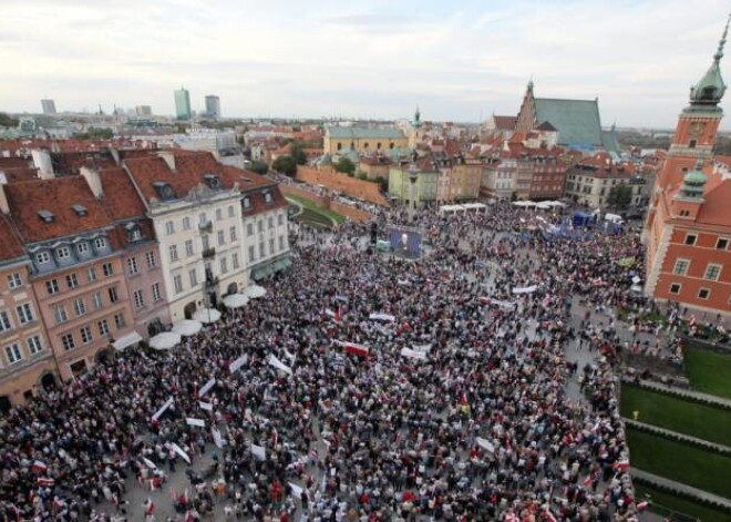 Varšavā tūkstoši protestē pret valdību