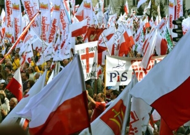 Polijas galvaspilsētā desmitiem tūkstoši cilvēku piedalās protestā pret valdību. FOTO