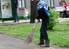 Ja biedrībās vai majās ir cilvēki, kas var veikt šo pienākumu, viņi arī atsakās no sētnieka pakalpojumiem.