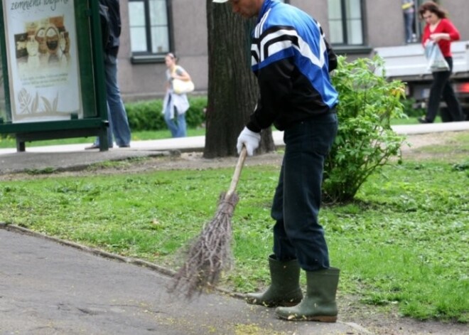 Rīgā naudas taupīšanas dēļ atsakās no sētniekiem