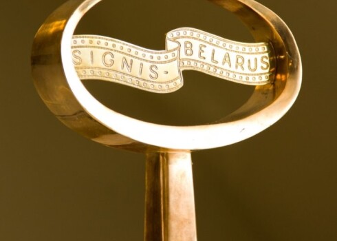 Balvu "Signis Belarus" ieguvusī Dzidras Smiltēnas dokumentālā filma "Lūgšana krustā" ir vēsturiskas atmiņas par cilvēku un laikmetu - tas ir stāsts par labo un ļauno, par cilvēkmīlestību un augsto piedošanas ideju. Filma "Lūgšana krustā" ir latviešu bīskapa Boļeslava Sloskāna dzīvesstāsts.