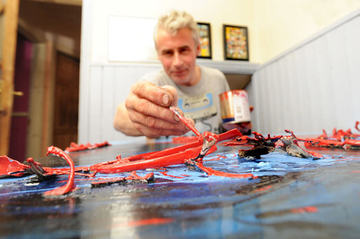 Тони использует весьма необычный материал