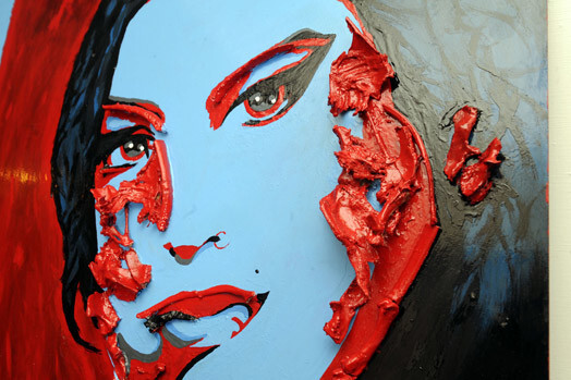 Эта картина дань памяти певицы Эми Уайнхаус