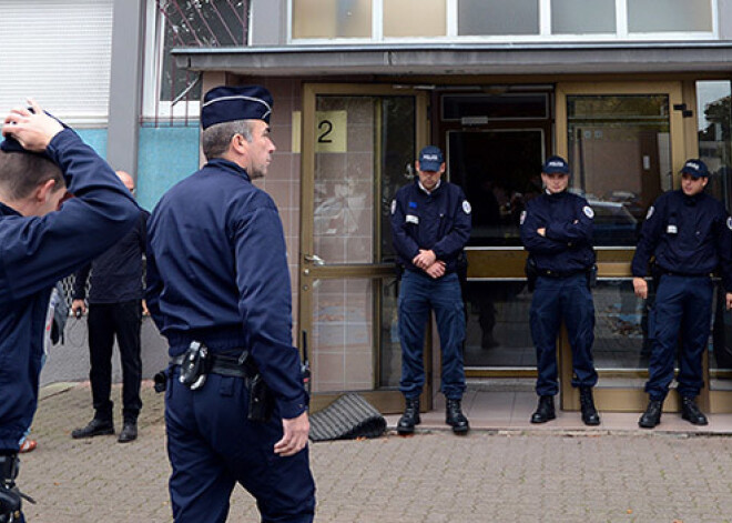 Francijā pretterorisma operācijas laikā nošauts kāds aizdomās turamais. FOTO