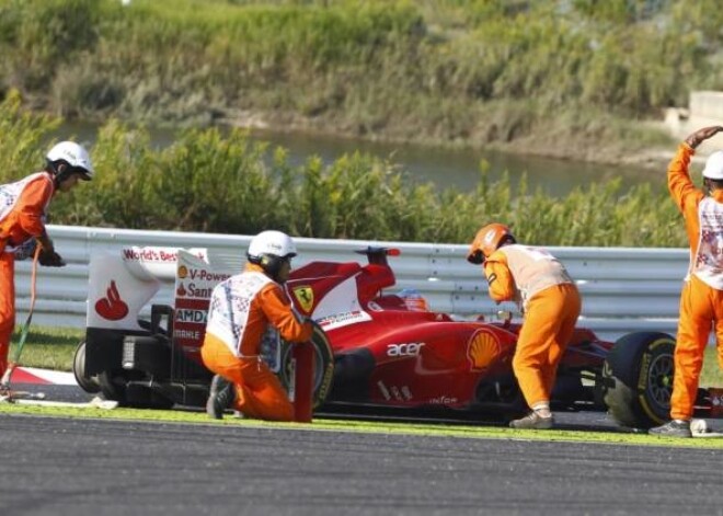 Fernando Alonso izstājas pirmajā taisnē