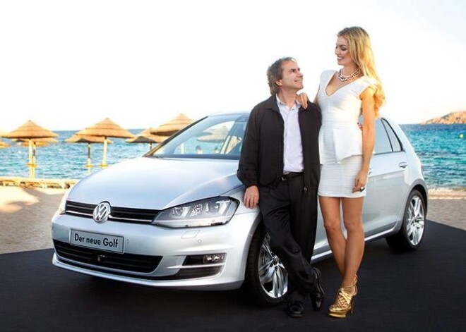 Kriss de Burgs ar meitu un grupa Yello iemēģina jauno Volkswagen Golf