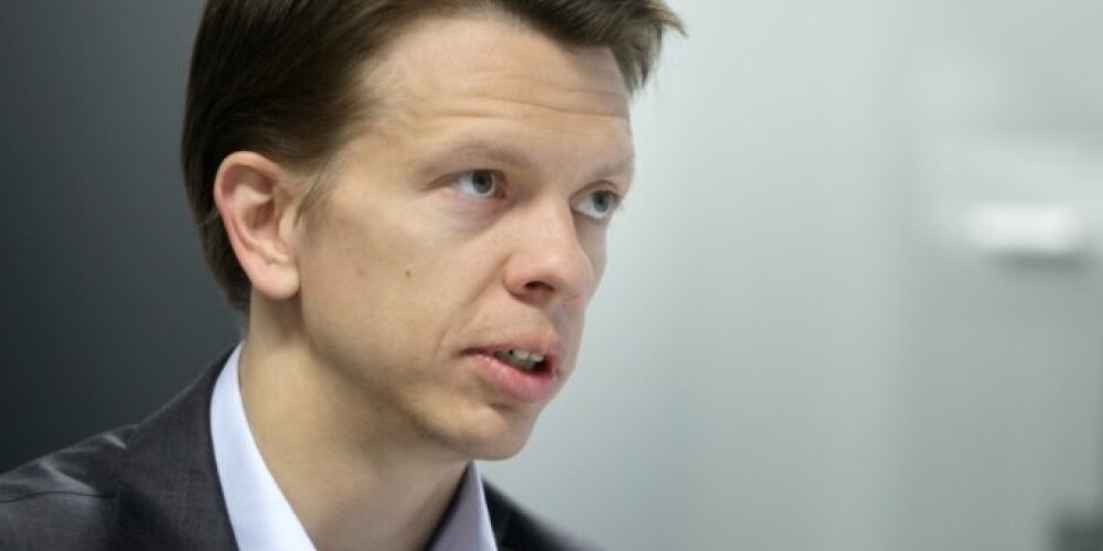 "Cilvēkiem no laukiem un no mazapdzīvotiem rajoniem jānāk uz pilsētām, jo pilsētās ir darbs, uzņēmumi un infrastruktūra, kur var veidot eksportējošu uzņēmējdarbību," sacīja ekonomists.
