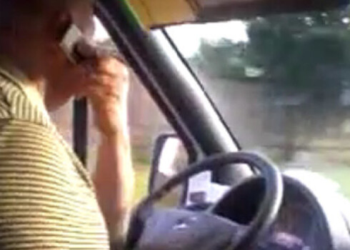 Izrādās, ka galvaspilsētas pasažierus pārvadā šoferi – faķīri, kuru līdztekus stūres regulēšanai iespēj arī daudz citu lietu – lamāties, runāt pa telefonu, smēķēt, spļaut pa logu...