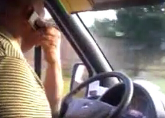 Šokējoši: mikroautobusa vadītājs pasažierus ved smēķējot un runājot pa telefonu. VIDEO