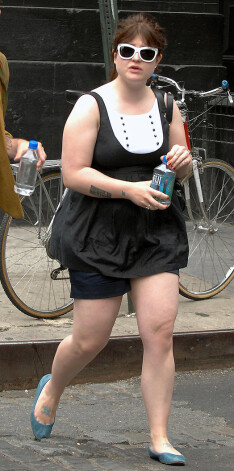 Дочь легендарного Оззи Осборна Келли устала от насмешек окружающих, в том числе и своего знаменитого папы, и похудела почти на 20 кг