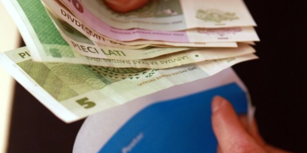 Экономист: почти треть всех зарплат в Латвии выплачивается "в конвертах"