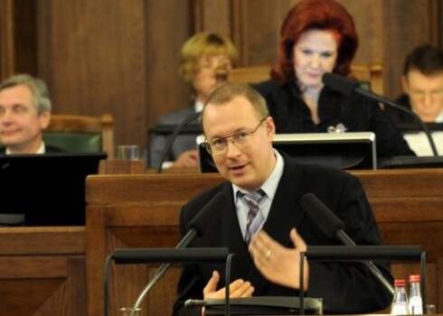 "Atšķirībā no šiem šovinistiskās dvingas apdullinātajiem politiķiem, kuri piedāvāja no tiesiskā viedokļa absurdu risinājumu - atņemt Rafaļskim pilsonību, es darbojos likuma ietvaros, saglabājot savu godu, kura nav "stukačiem" ar deputāta mandātu," uzsver opozīcijas deputāts Nikolajs Kabanovs.