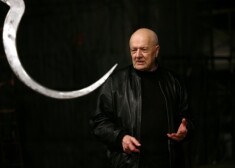 Valsts prezidents uzsver, ka Oļģerta Krodera (1921-2012) spilgtais radošais mūžs ir ierakstīts Latvijas teātra vēsturē un vienmēr būs teātra mākslas cienītāju piemiņā.