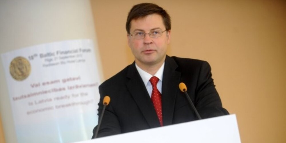 Комментируя прозвучавшую информацию о возможном выдвижении Домбровскиса на должность президента Еврокомиссии, Пиебалгс отметил, что пока судить об этом преждевременно.