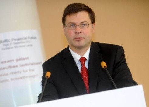 Комментируя прозвучавшую информацию о возможном выдвижении Домбровскиса на должность президента Еврокомиссии, Пиебалгс отметил, что пока судить об этом преждевременно.