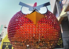 Jaunā "Rovio" izglītojošo produktu sērija sauksies "Angry Birds Playground" un turpinās sākotnējās "Angry Birds" mobilo telefonu spēles "apaudzēšanu" ar dažādiem patapinātiem produktiem, tostarp rotaļlietām, grāmatām, pat Holivudas filmas projektu.