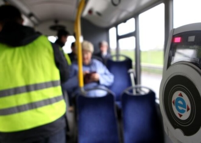 Kontrolieri meža vidū no trolejbusa izsēdina deviņus gadus vecu puiku. VIDEO