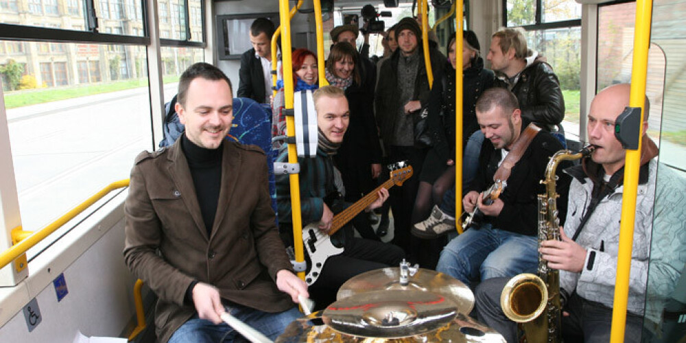 Džeza grupa „Very cool people“ albuma prezentāciju sarīko trolejbusā. FOTO