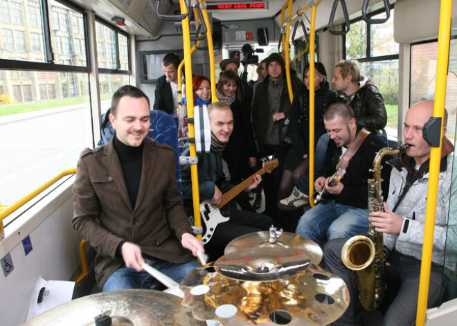 Džeza grupa „Very cool people“ albuma prezentāciju sarīko trolejbusā. FOTO