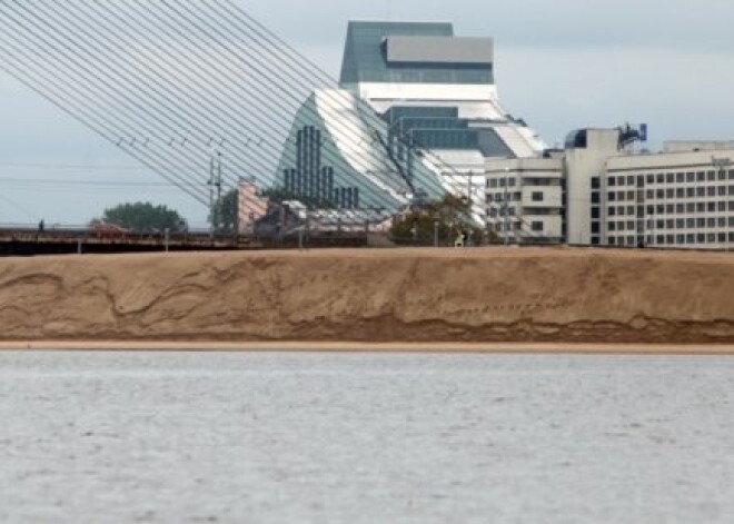 Rīgas dome mērīs, kā sarūk smilšu kaudze pie Vanšu tilta