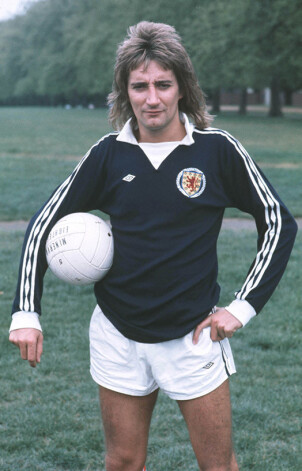 В молодости Стюарт профессионально занимался футболом...