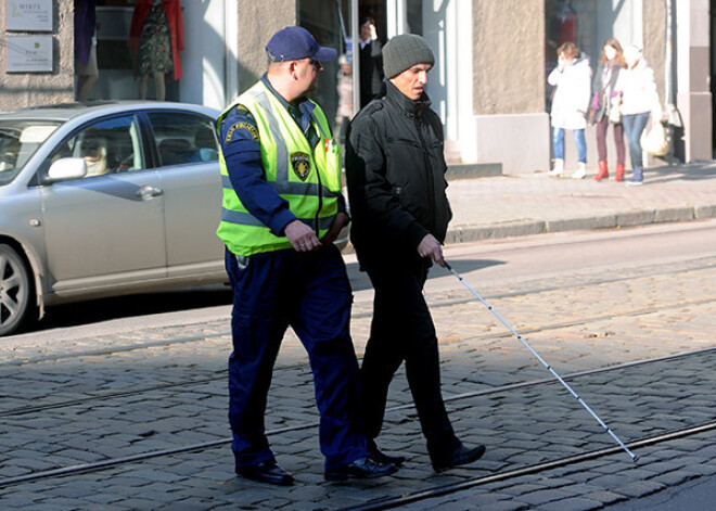 Policija vairākiem autovadītājiem aizrāda par ceļa nedošanu redzes invalīdiem. FOTO