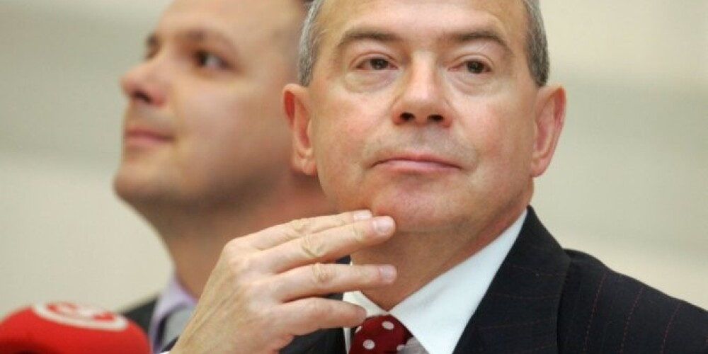 Сам Лембергс выразил надежду, что министерство обнародует содержание и его письма, и переписки с Генпрокуратурой.