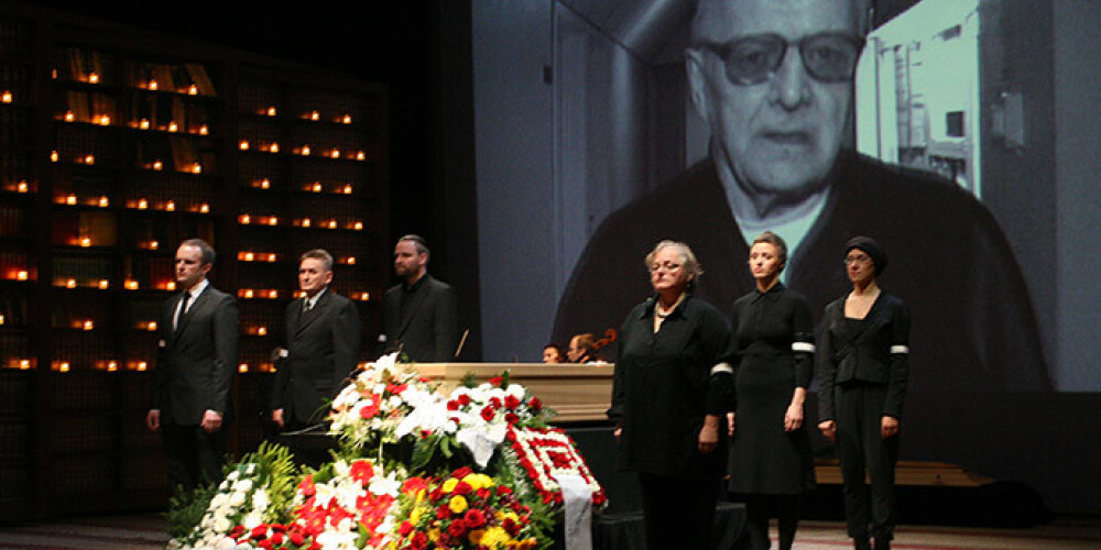 Režisors Oļģerts Kroders no savējiem atvadījās, esot uz skatuves, ekrāna video izskanot viņa runai, kas ierakstīta pērn, atzīmējot 90 gadu jubileju.