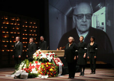 Režisors Oļģerts Kroders no savējiem atvadījās, esot uz skatuves, ekrāna video izskanot viņa runai, kas ierakstīta pērn, atzīmējot 90 gadu jubileju.