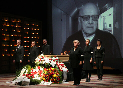 Režisors Oļģerts Kroders no savējiem atvadījās, esot uz skatuves, ekrāna video izskanot viņa runai, kas ierakstīta pērn, atzīmējot 90 gadu jubileju.