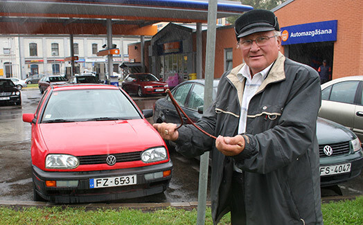 Pirms dažiem gadiem rīkstnieks pārbaudīja Pērnavas un Čaka ielas krustojumu – Rīgas „melno punktu” Nr. 1, kur notiek visvairāk avāriju. Kiršpils īsā laikā atrada āderu krustpunktu — zāliena joslā pie „Statoil”.