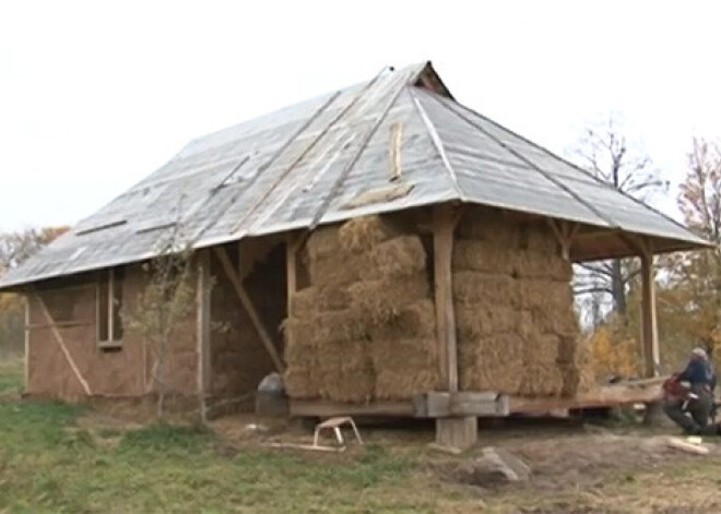 Ambeļu pagastā būvē unikālu māju no salmiem. VIDEO