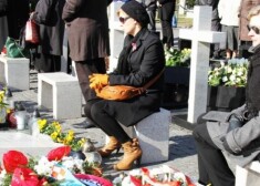 "Pastāvot šaubām par līķu identitāti (..), armijas prokurors lika veikt to ekshumāciju," apliecināja prokuratūras preses pārstāvis.