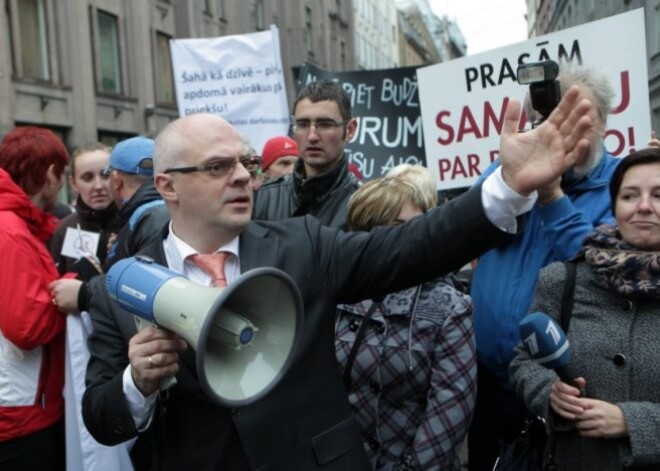 Спортивные тренеры и учителя вышли на пикет